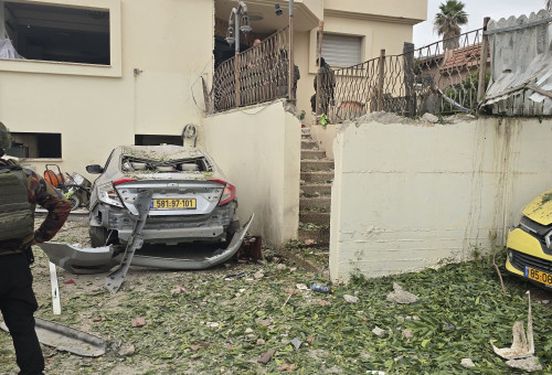 פגיעה במבנה מירי טילים לעבר קריית שמונה (צילום: דוברות עיריית קריית שמונה)