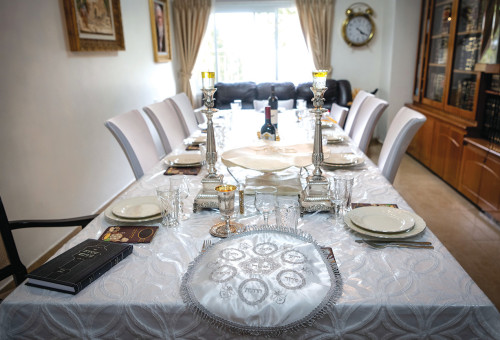 שולחן סדר, צילום ארכיון (צילום: אריה לייב אברמס, פלאש 90)