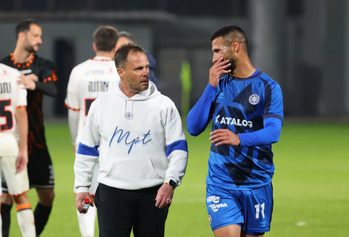 נועם שוהם מאמן מכבי פתח תקוה עם מוחמד חטיב (צילום: אודי ציטיאט)