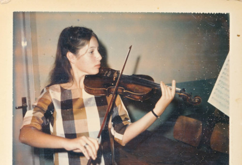 צרויה להב מנגנת בכינור (צילום: באדיבות ארכיון איילת השחר)