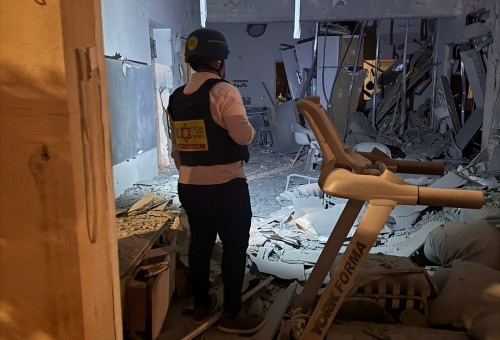 מבנה שנפגע משברי יירוט ברמת-גן (צילום: תיעוד מבצעי מד"א)