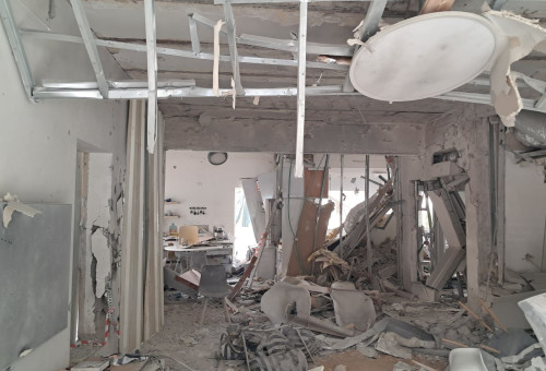 מטח מאיראן: בית ברמת גן שנפגע מטיל מצרר (צילום: אבשלום ששוני)