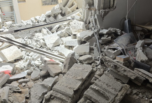 נזק בדירה בפתח תקווה לאחר הירי מאיראן (צילום: אלון חכמון)