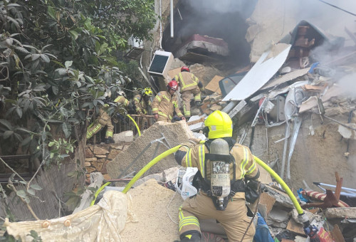 פגיעה ישירה בחיפה (צילום: כבאות והצלה לישראל)