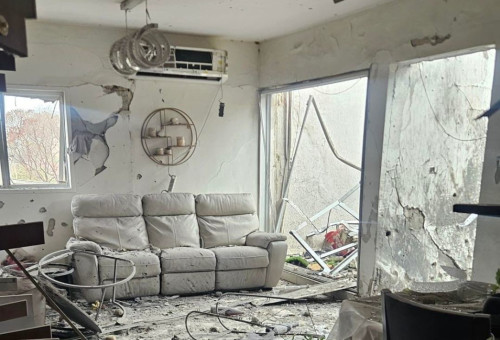 זירת הרס בפתח תקווה בעקבות ירי טילים מאיראן (צילום: שימוש לפי סעיף 27 א')