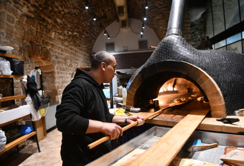 מאפיית אבולעפיה בצאת חג הפסח (צילום: אבשלום ששוני)