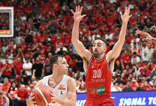 רועי הובר, הפועל ירושלים לצד בר טימור, הפועל תל אביב (צילום: ברני ארדוב)