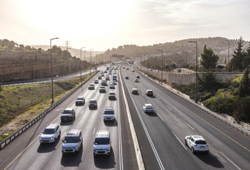 מכניות בכביש 1 (צילום: חיים גולדברג, פלאש 90)