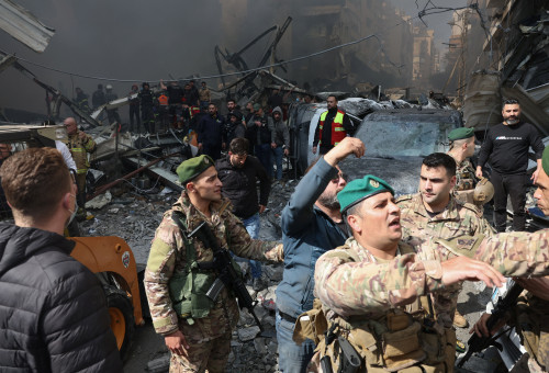 חיילים לבנוניים באתר הפצצה של ישראל (צילום: רויטרס)