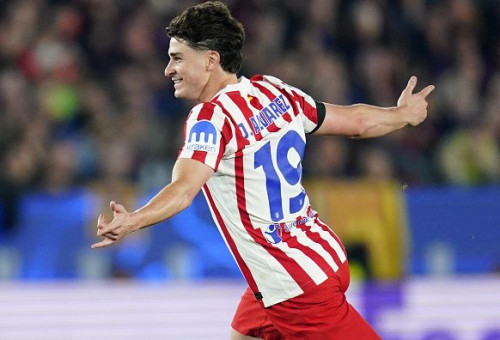 חוליאן אלברס חוגג במדי אתלטיקו מדריד מול ברצלונה (צילום: Image Photo Agency)