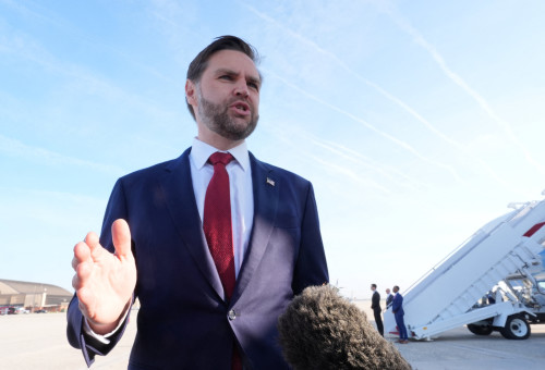 סגן נשיא ארה"ב ג'יי. די. ואנס בריאיון לפני המראתו לפקיסטן (צילום: רויטרס)