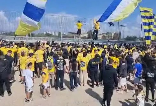 אוהדי מכבי תל אביב באימון המסכם לפני המשחק מול הפועל באר שבע (צילום: תיעוד ברשתות חברתיות לפי סעיף 27 א' לחוק זכויות יו)