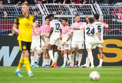 שחקני באייר לברקוזן חוגגים עם רוברט אנדריך (צילום: אימג'בנק  GettyImages, Pau Barrena)