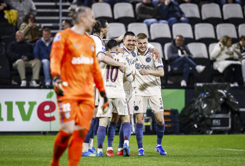 שחקן אייאקס אוסקר גלוך חוגג עם חבריו (צילום: אימג'בנק  GettyImages, VINCENT JANNINK / ANP)