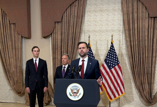 ג'יי. די. ואנס, סטיב ויטקוף וג'ארד קושנר בפקיסטן (צילום: ללא)