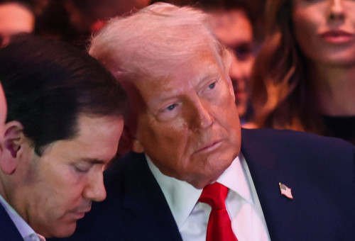 דונלד טראמפ ומרקו רוביו במשחק UFC במיאמי, במקביל להצהרתו של ג'יי. די. ואנס בפקיסטן (צילום: רויטרס)