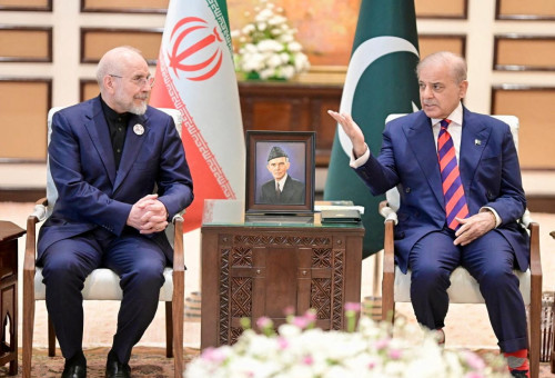 ראש ממשלת פקיסטן שהבז שריף ודובר הפלרמנט האיראני מוחמד קליבאף (צילום: רויטרס)