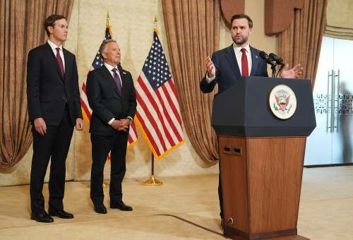 ג'יי די ואנס, סטיב ויטקוף וג'ארד קושנר באסלמבאד (צילום: רויטרס)