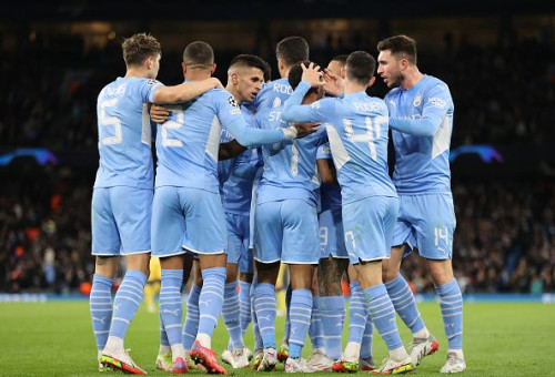 שחקני מנצ'סטר סיטי חוגגים בעונת 2021/22 (צילום: Clive Brunskill)
