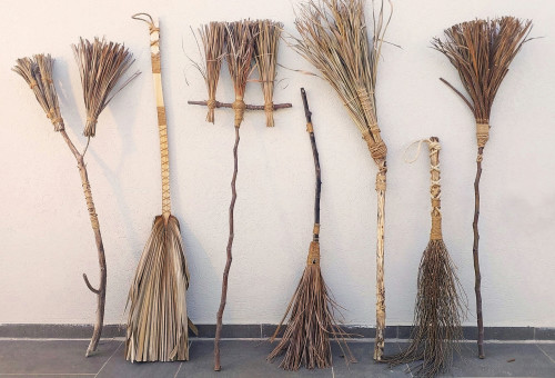 לירון גולן וסרמן (נ׳ 1980 ) מטאטאים, 2025 (צילום: באדיבות האמנית)