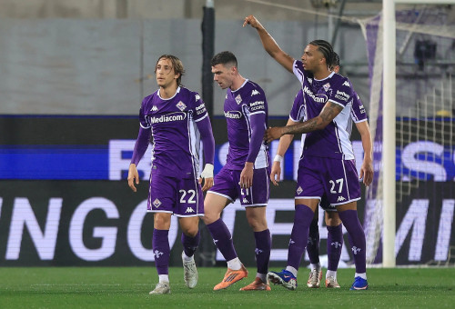 שחקני פיורנטינה חוגגים מול לאציו (צילום: GettyImages)