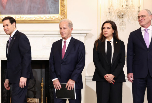 נציגי ישראל ולבנון בוושינגטון לפני השיחות (צילום: רויטרס)