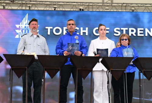 שורדי השבי אגם ברגר ועמרי מירן במצעד החיים בפולין (צילום: יוסי זליגר)