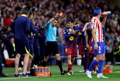 תורפה שולף את הכרטיס האדום לאריק גרסיה (צילום: Gettyimages)