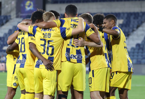 שחקני מכבי תל אביב חוגגים (צילום: דני מרון)