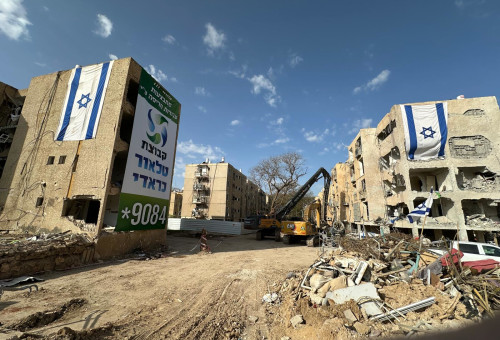 הריסת אחד המבנים בערד שנפגעו מטיל איראני (צילום: קבוצת טלאור-כראדי)