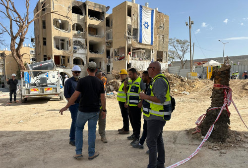 הריסת אחד המבנים בערד שנפגעו מטיל איראני (צילום: קבוצת טלאור-כראדי)