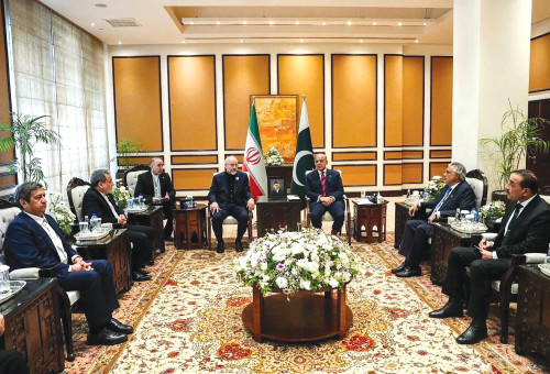 המשלחת האיראנית עם ראש ממשלת פקיסטן (צילום: רויטרס)