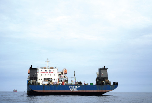 ספינת מטען חוצה את מיצר הורמוז (צילום: רויטרס)