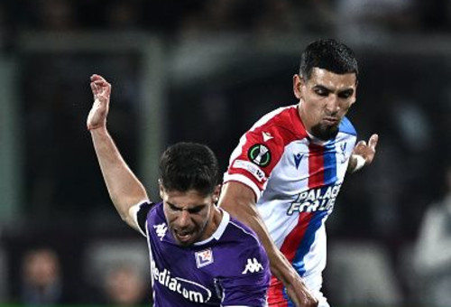 מנור סולומון מתגבר על דניאל מוניוז מקריסטל פאלאס (צילום: Image Photo Agency)