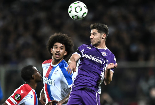 מנור סולומון שחקן פיורנטינה מול כריס ריצ'רדס שחקן קריסטל פאלאס (צילום: GettyImages, Image Photo Agency)