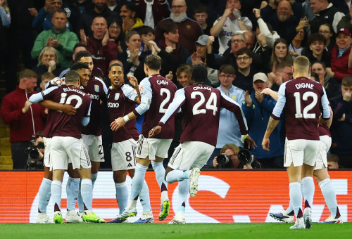 שחקני אסטון וילה חוגגים (צילום: רויטרס)