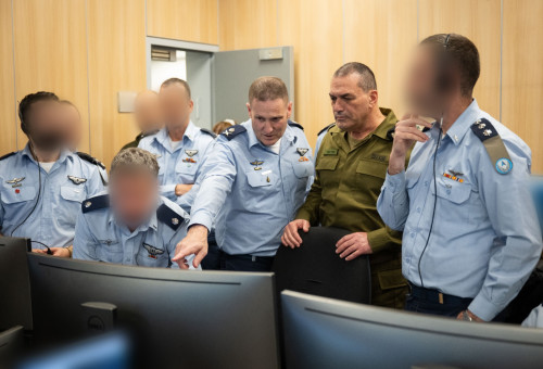 אייל זמיר בחדר הפיקוד על "מבצע עיט" (צילום: דובר צהל)