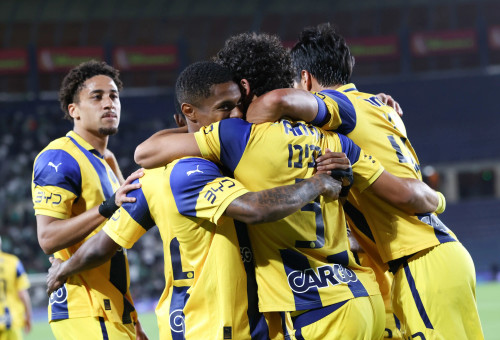 שחקן מכבי תל אביב רוי רביבו חוגג עם חבריו (צילום: דני מרון)