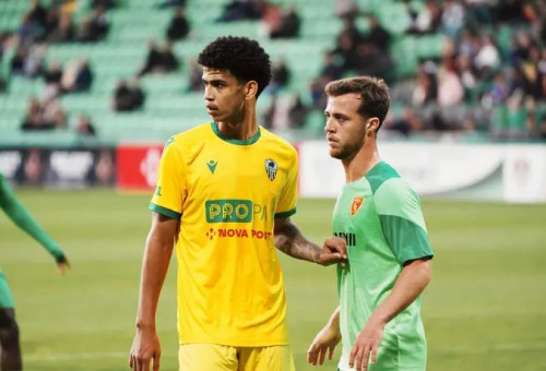 "הייתי חייב לגוון". וייס (מימין) (צילום: אתר רשמי, Fc zimbru, Facebook)