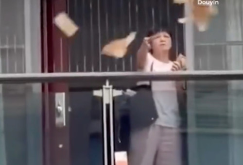 פיזרה כסף בסין - ועוברי אורח אספו (צילום: צילום מסך dailymail,מתוך אינסטגרם)