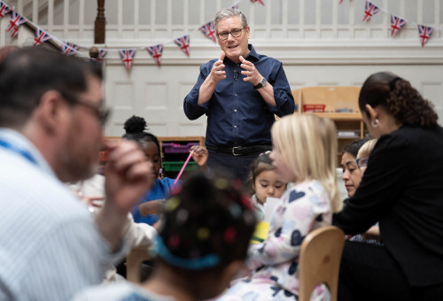 קיר סטארמר מדבר בבית ספר בבריטניה (צילום: רויטרס)