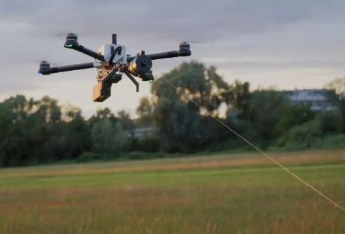 רחפן נפץ של חיזבאללה. פועל באמצעות סיב אופטי (צילום: צילום מסך)