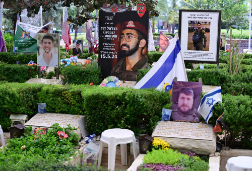 בית עלמין צבאי, יום הזיכרון לחללי מערכות ישראל ולנפגעי פעולות האיבה (צילום: אבשלום ששוני)