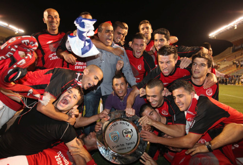 שחקני הפועל תל אביב חוגגים אליפות 2010 (צילום: אדי ישראל)