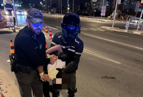 מעצר בלוד - הפר סדר באירועי יום הזיכרון לחללי צה"ל (צילום: דוברות המשטרה)