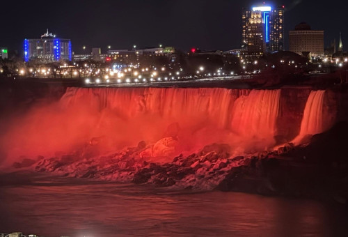 מפלי הניאגרה נצבעו בכתום לזכרם של בני משפחת ביבס ז"ל (צילום: שקד פז - המטייל אמריקה)