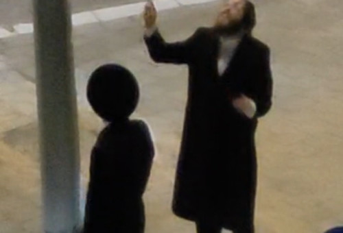 חרדים מורידים דגלי ישראל בבית שמש (צילום: רשתות חברתיות, שימוש לפי סעיף 27א' לחוק זכויות היוצרים)