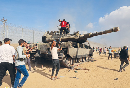 טבח ה-7 באוקטובר: עזתים על טנק צה"לי (צילום: שימוש לפי סעיף 27א')