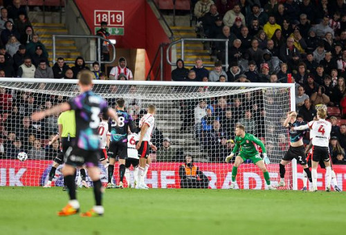 דניאל פרץ שוער סאות'המפטון נגד בריסטול (צילום: Gettyimages)