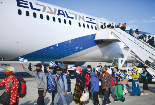 עולים חדשים יורדים מהמטוס (צילום: תומר נויברג, פלאש 90)